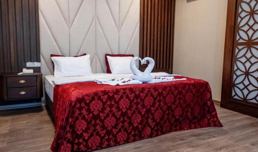 En az 2 yetişkin, En fazla 4 yetişkin.