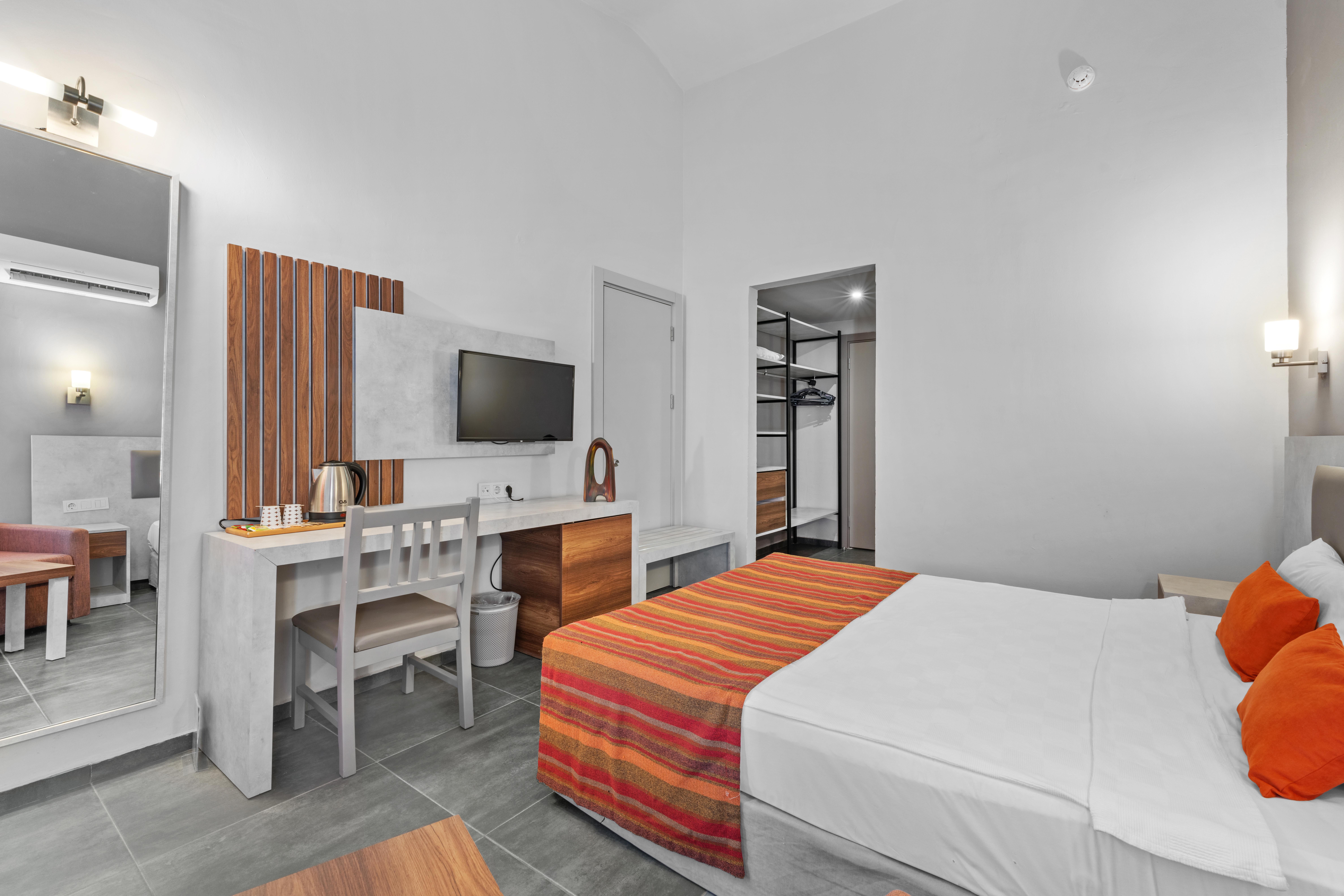 En az 3 yetişkin, En fazla 4 yetişkin veya 3 yetişkin + 1 çocuk.