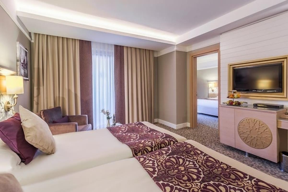 En az 3 yetişkin, En fazla 4 yetişkin veya 3 yetişkin + 1 çocuk.