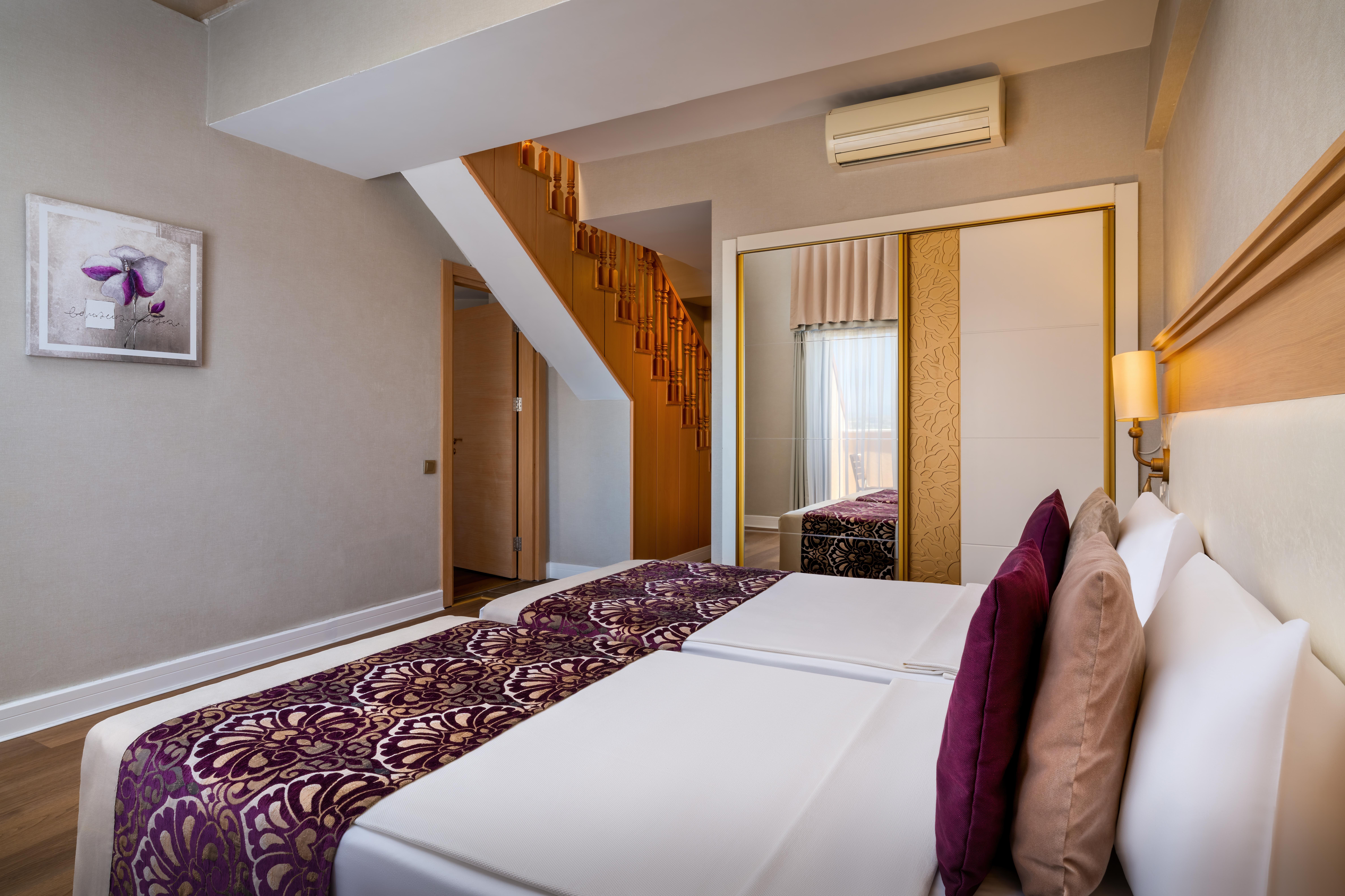 En az 3 yetişkin, En fazla 4 yetişkin veya 3 yetişkin + 1 çocuk.