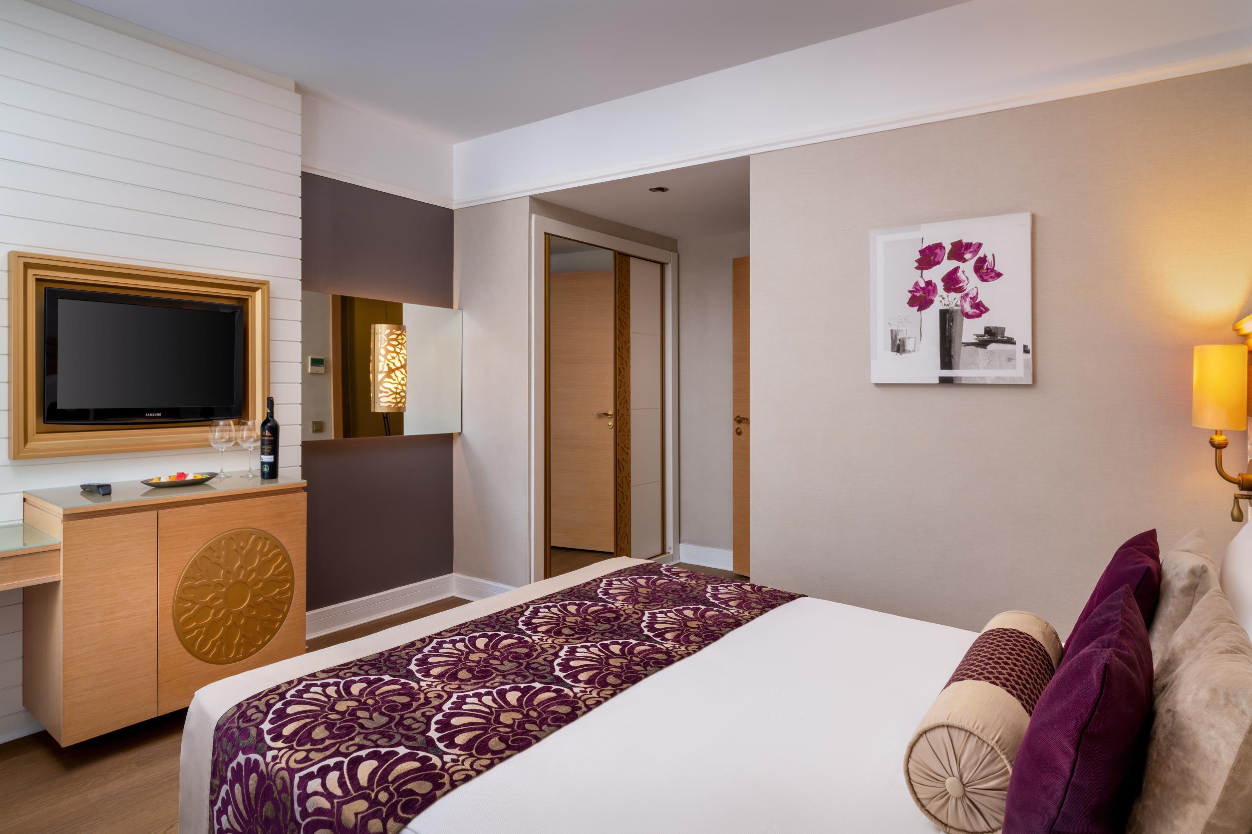 En fazla 3 yetişkin + 1 bebek (0-2 yaş) veya 2 yetişkin + 1 çocuk + 1 bebek (0-2 yaş).