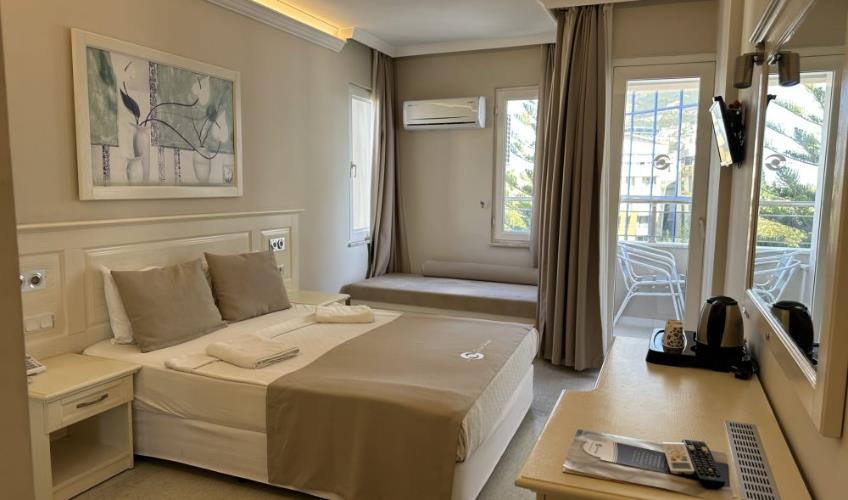 En fazla 3 yetişkin + 1 bebek (0-2 yaş) veya 2 yetişkin + 1 çocuk + 1 bebek (0-2 yaş).