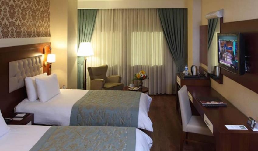 En fazla 2 yetişkin + 1 çocuk veya 1 yetişkin + 2 çocuk.