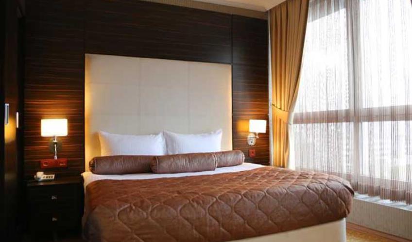 En fazla 2 yetişkin + 1 bebek (0-2 yaş).