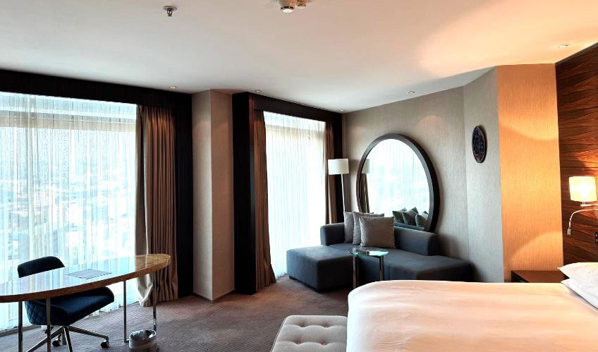 En fazla 2 yetişkin + 1 bebek (0-2 yaş) veya 1 yetişkin + 1 çocuk + 1 bebek (0-2 yaş).