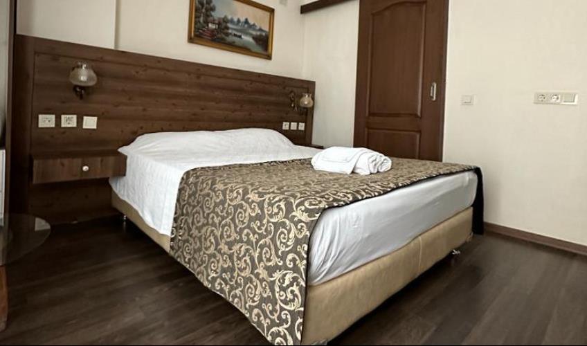 En fazla 2 yetişkin + 1 bebek (0-2 yaş).