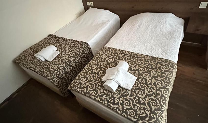 En fazla 2 yetişkin + 1 çocuk veya 1 yetişkin + 1 çocuk.