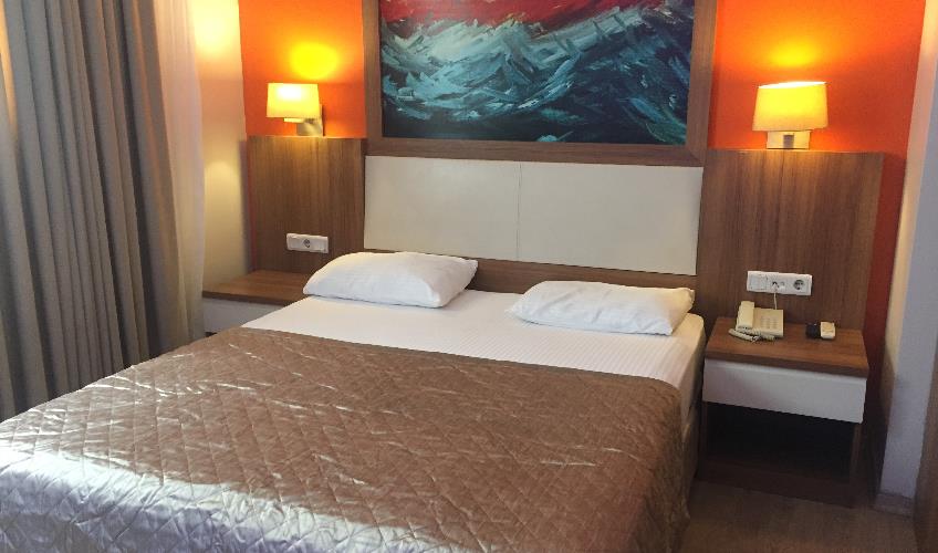 En fazla 2 yetişkin + 1 bebek (0-2 yaş).