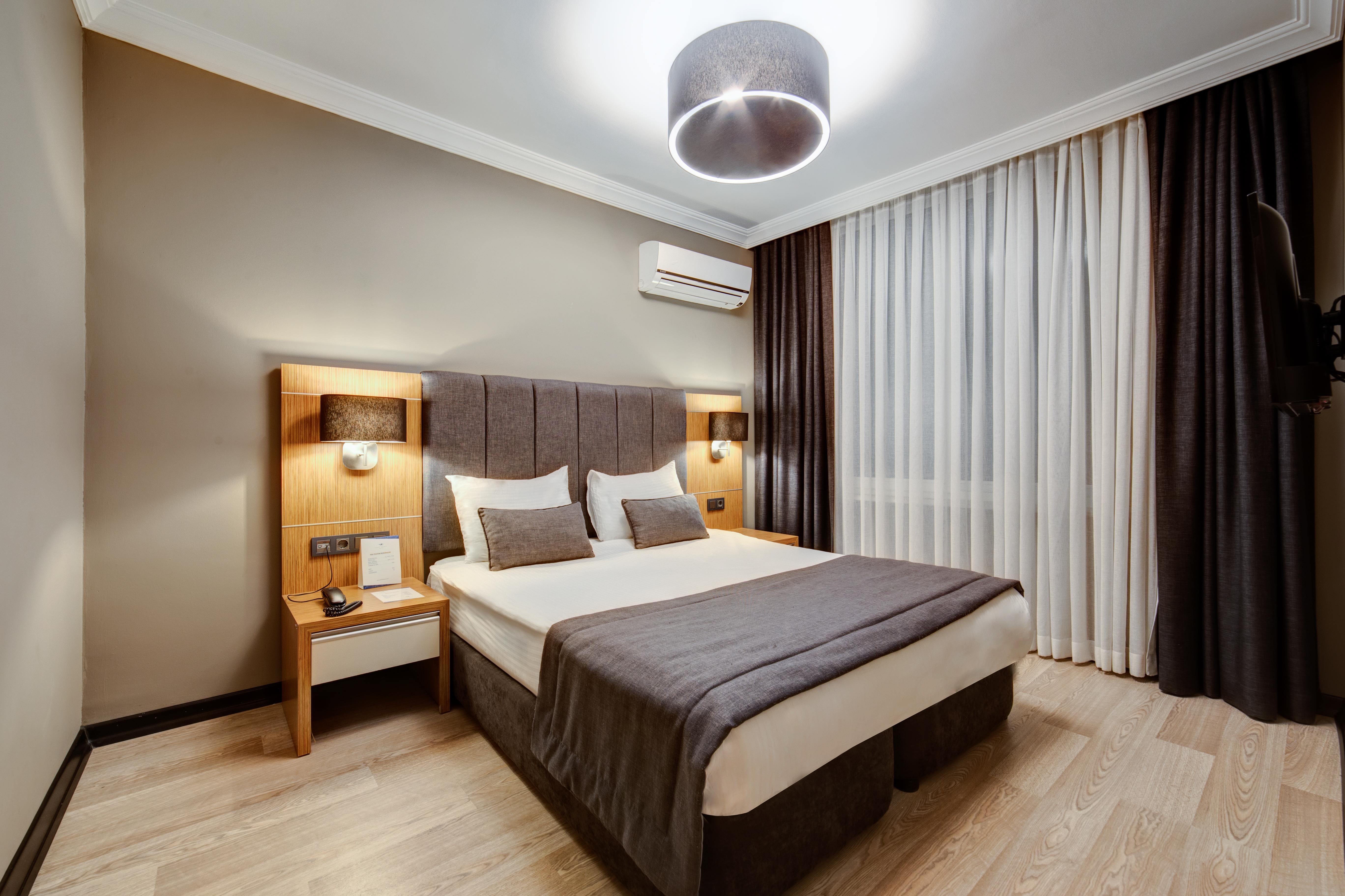 En az 3 yetişkin, En fazla 3 yetişkin + 2 çocuk.