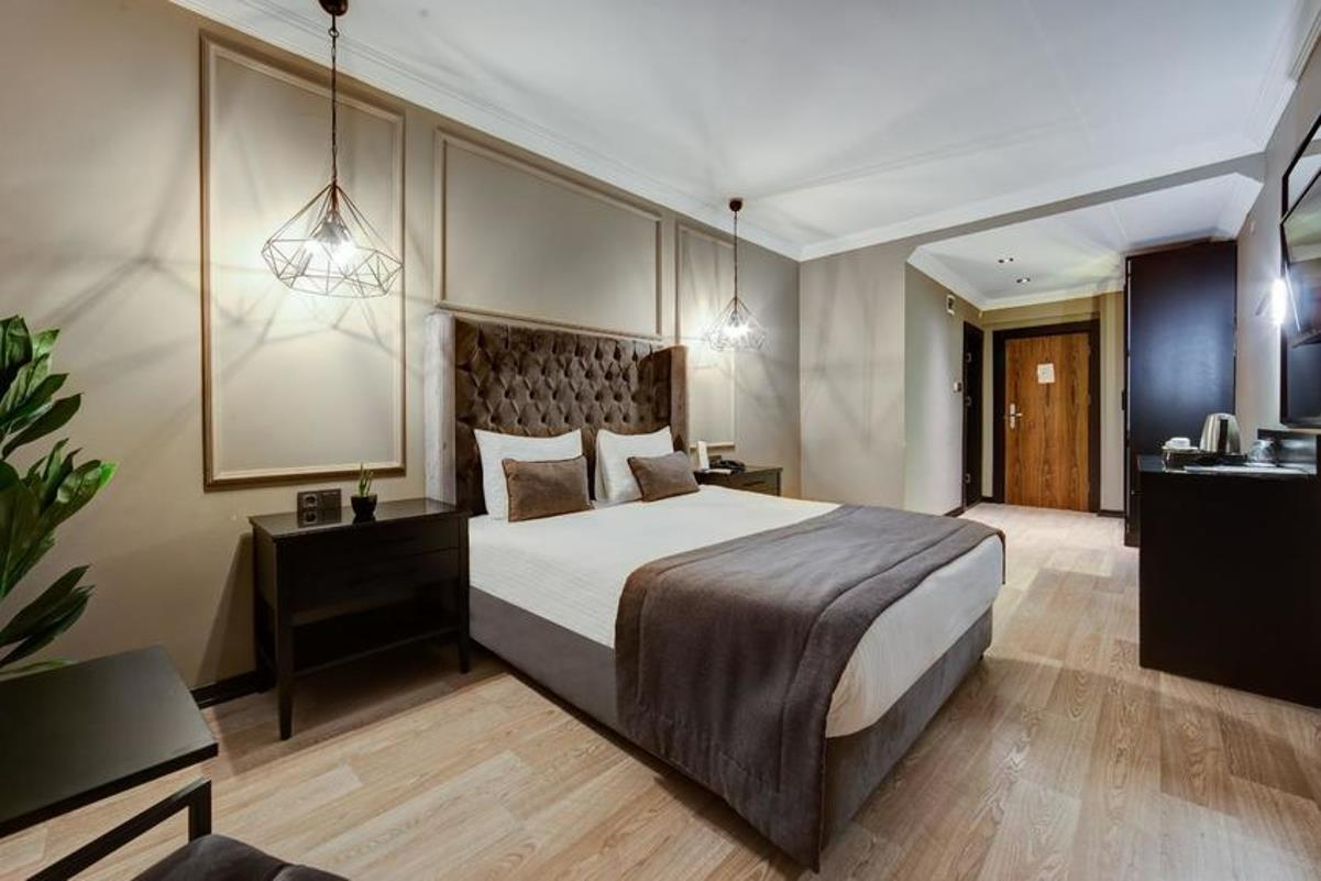 En az 3 yetişkin, En fazla 3 yetişkin.