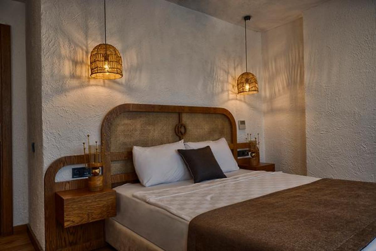 En az 4 yetişkin, En fazla 4 yetişkin + 1 çocuk.