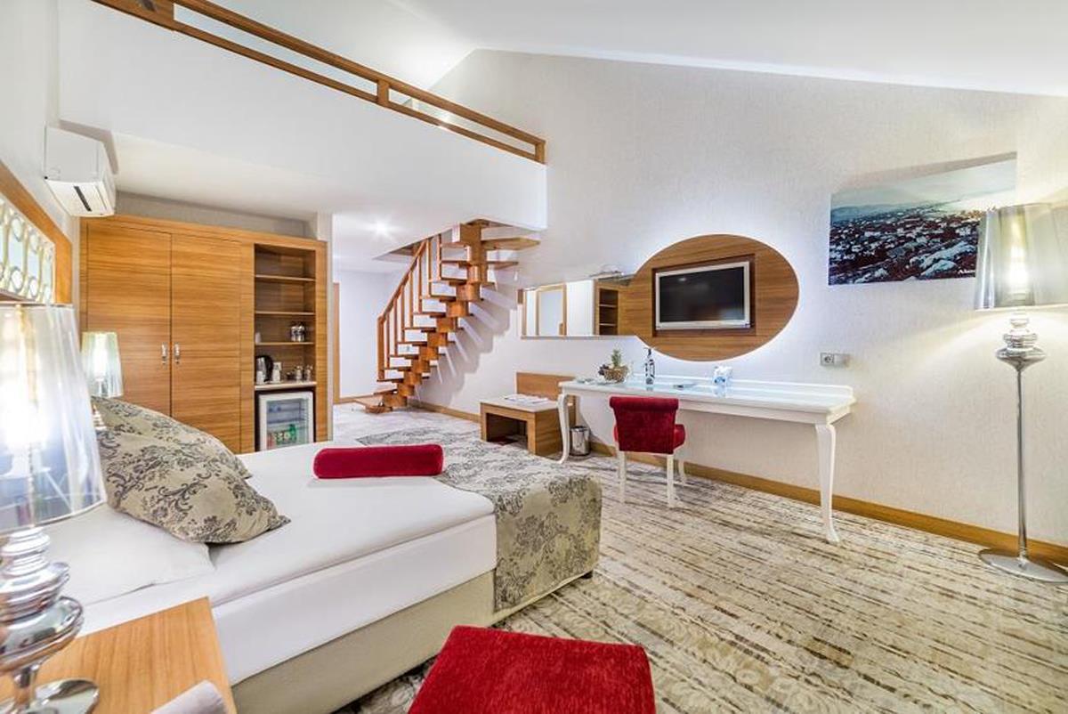 En az 3 yetişkin, En fazla 4 yetişkin veya 3 yetişkin + 2 çocuk.