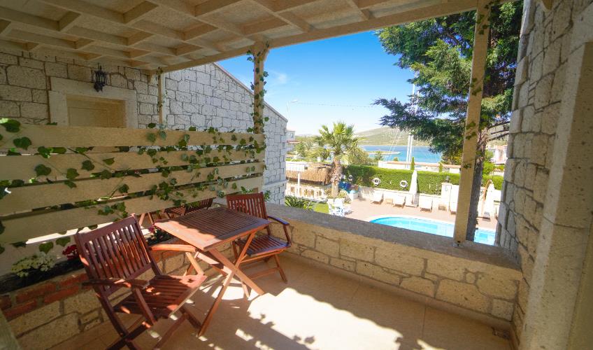 En fazla 3 yetişkin veya 2 yetişkin + 1 çocuk.