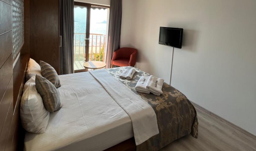 En fazla 2 yetişkin + 2 çocuk + 1 bebek (0-2 yaş) veya 1 yetişkin + 2 çocuk + 1 bebek (0-2 yaş).