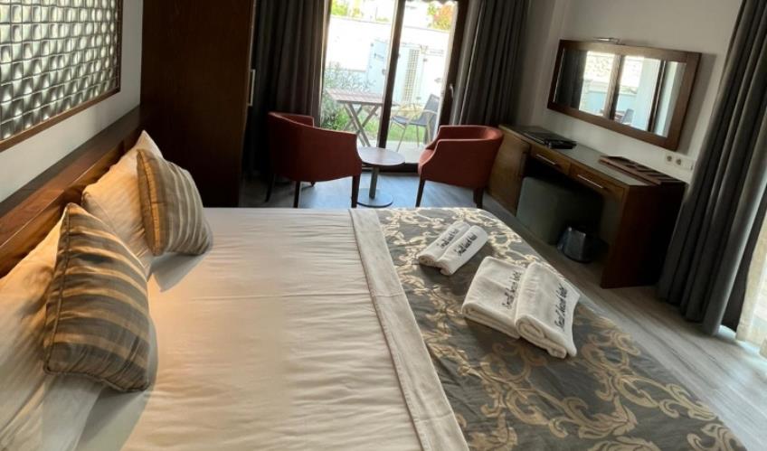 En fazla 2 yetişkin + 1 çocuk + 1 bebek (0-2 yaş) veya 1 yetişkin + 1 çocuk + 1 bebek (0-2 yaş).