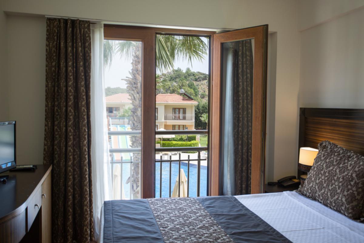 En fazla 3 yetişkin veya 2 yetişkin + 1 çocuk.