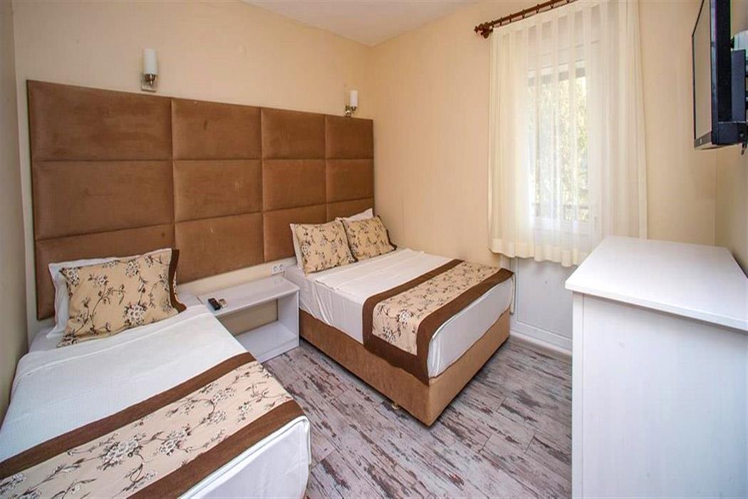 En fazla 3 yetişkin.