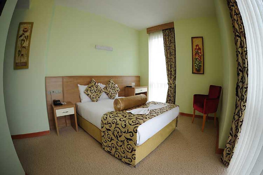 En fazla 1 yetişkin.