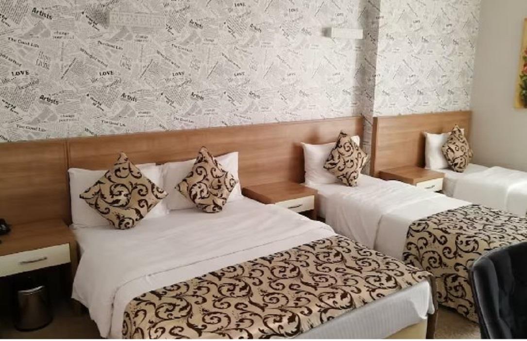 En fazla 3 yetişkin.