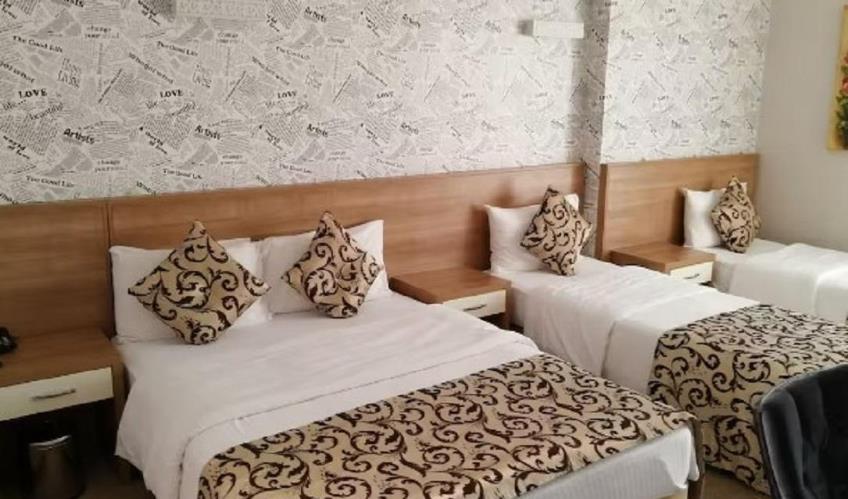 En fazla 3 yetişkin.