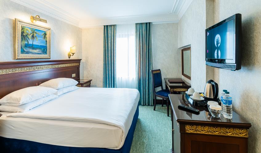 En fazla 2 yetişkin + 1 bebek (0-2 yaş).