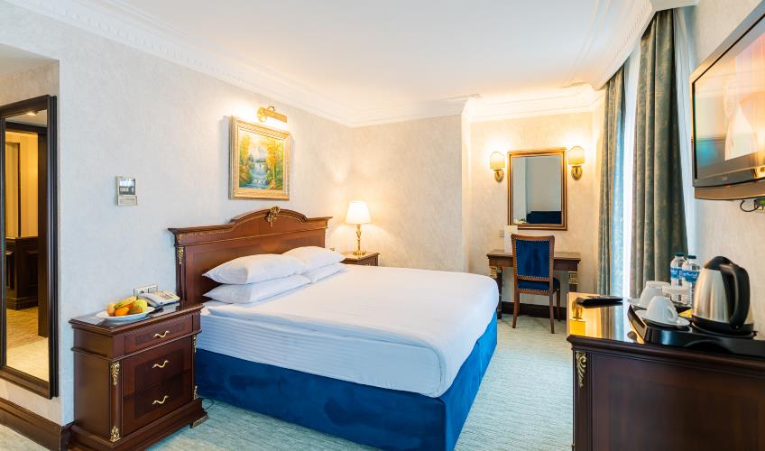 En fazla 2 yetişkin + 1 bebek (0-2 yaş).