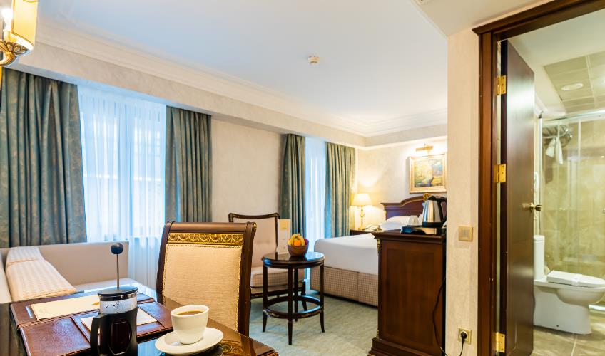 En fazla 3 yetişkin + 1 bebek (0-2 yaş).