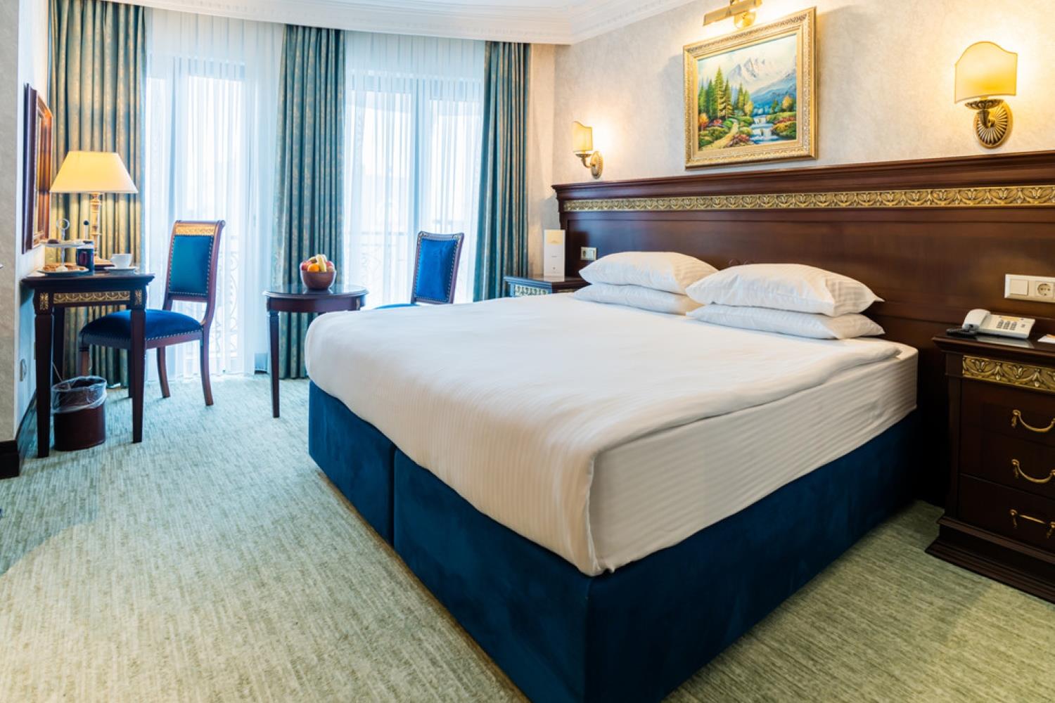 En fazla 2 yetişkin + 1 bebek (0-2 yaş).