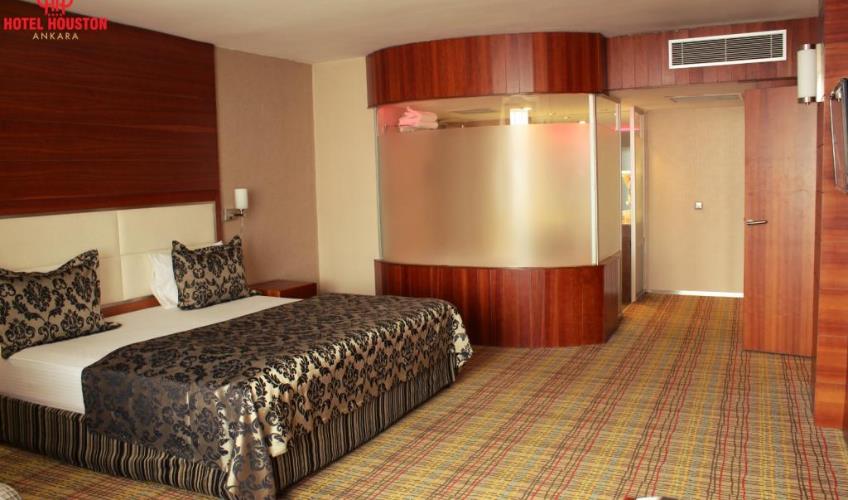 En fazla 2 yetişkin + 1 bebek (0-2 yaş).