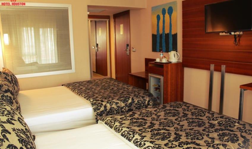 En fazla 2 yetişkin + 1 bebek (0-2 yaş).