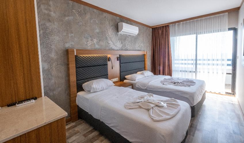 En fazla 3 yetişkin veya 2 yetişkin + 1 çocuk.