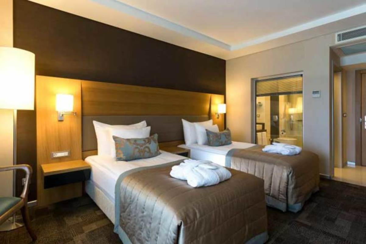 En fazla 3 yetişkin veya 2 yetişkin + 1 çocuk.