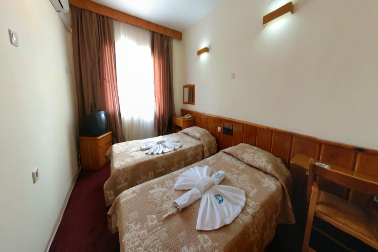 En az 2 yetişkin, En fazla 2 yetişkin + 1 çocuk.