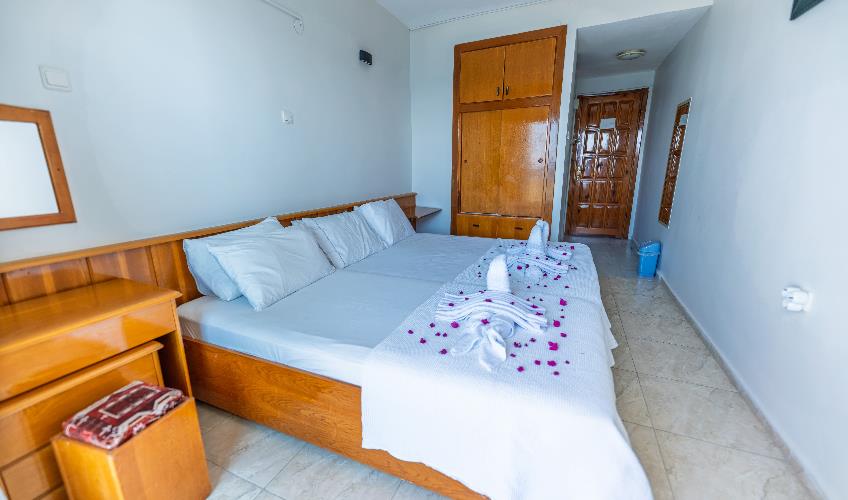 En fazla 3 yetişkin.