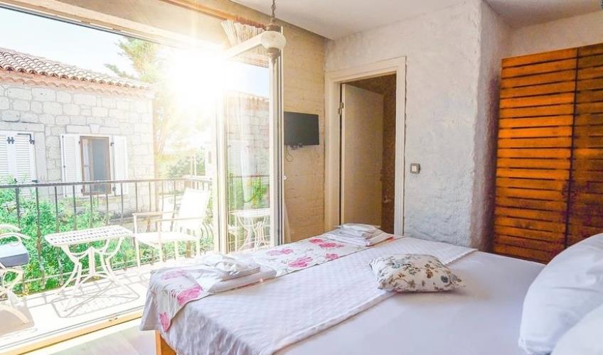 En fazla 2 yetişkin + 1 bebek (0-2 yaş).