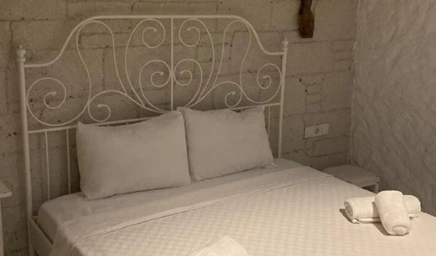 En fazla 3 yetişkin.