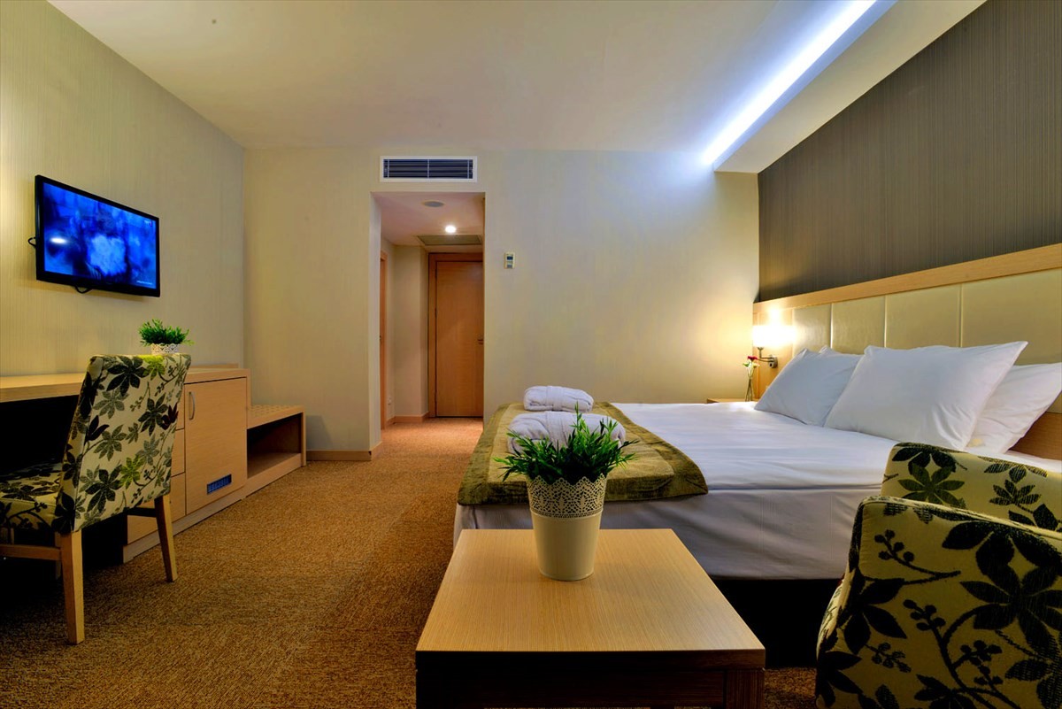 En fazla 3 yetişkin veya 2 yetişkin + 1 çocuk.