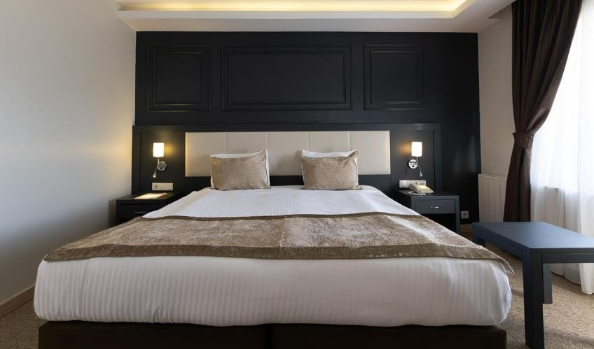 En fazla 3 yetişkin + 1 çocuk + 1 bebek (0-2 yaş) veya 2 yetişkin + 1 çocuk + 1 bebek (0-2 yaş).