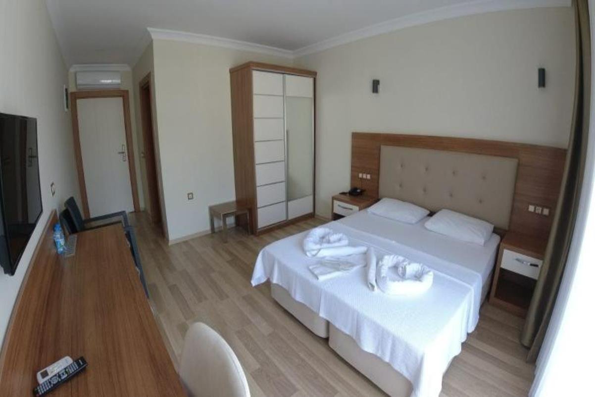 En fazla 2 yetişkin + 1 bebek (0-2 yaş).