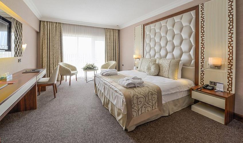 En fazla 2 yetişkin + 1 bebek (0-2 yaş).