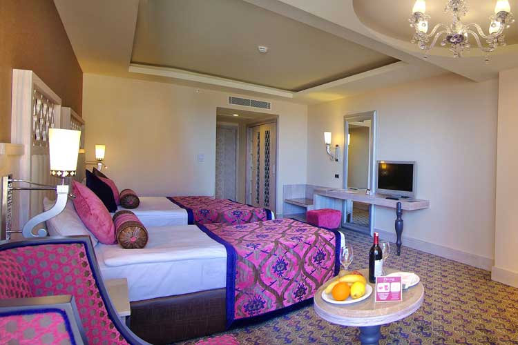 En fazla 3 yetişkin + 1 çocuk veya 2 yetişkin + 2 çocuk.