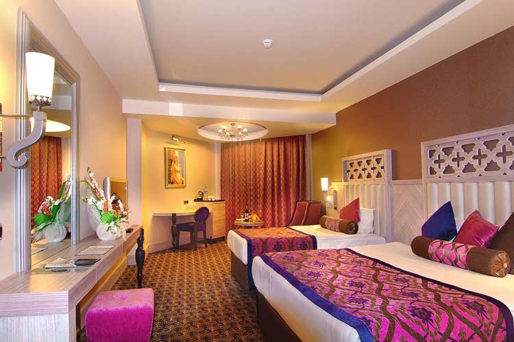 En fazla 3 yetişkin + 1 çocuk veya 2 yetişkin + 2 çocuk.