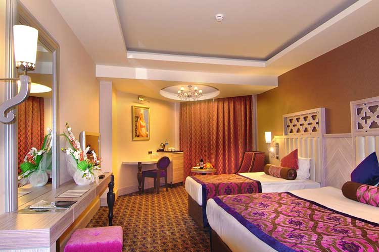 En fazla 3 yetişkin + 1 çocuk veya 2 yetişkin + 2 çocuk.