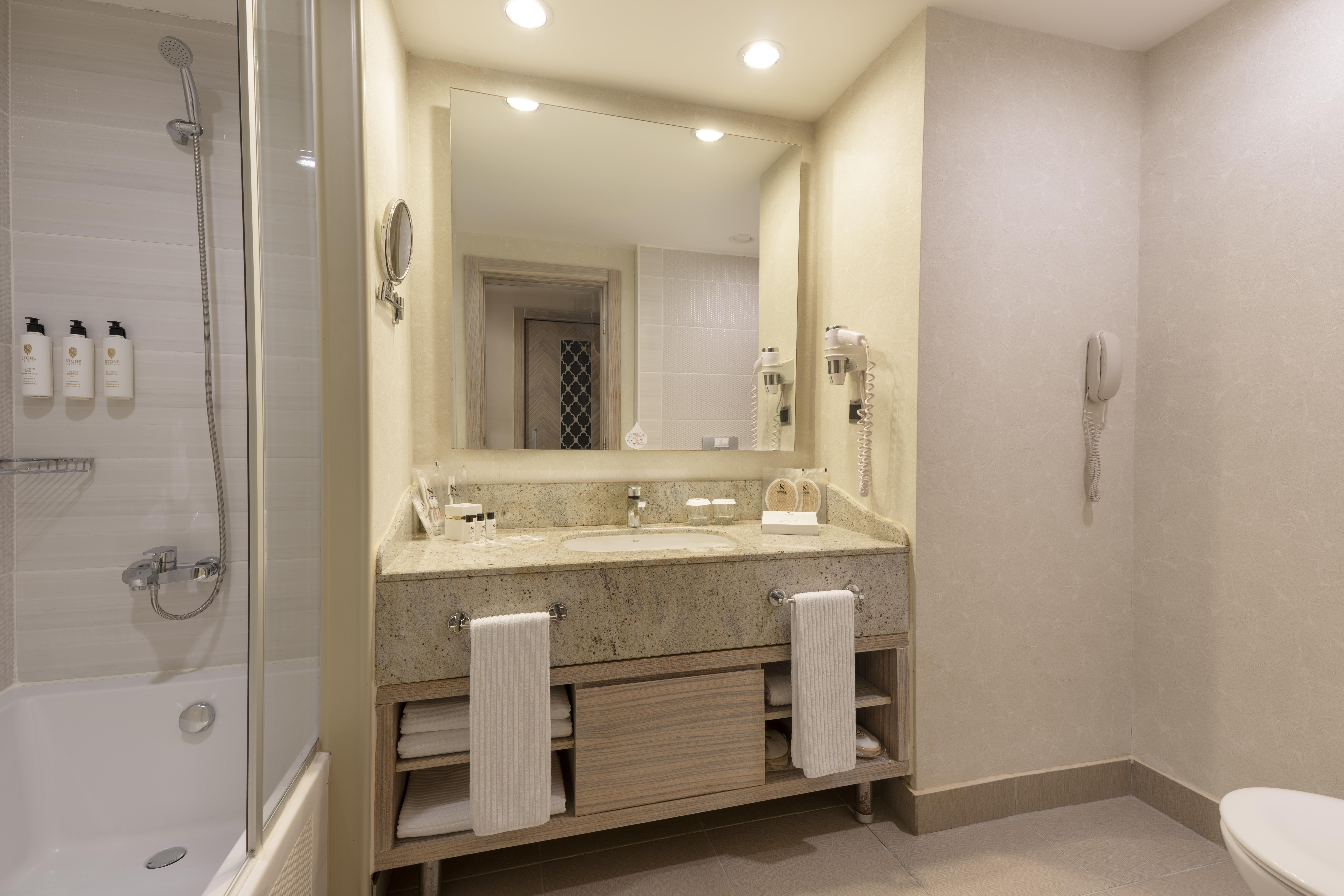 En fazla 3 yetişkin + 1 çocuk veya 2 yetişkin + 2 çocuk.