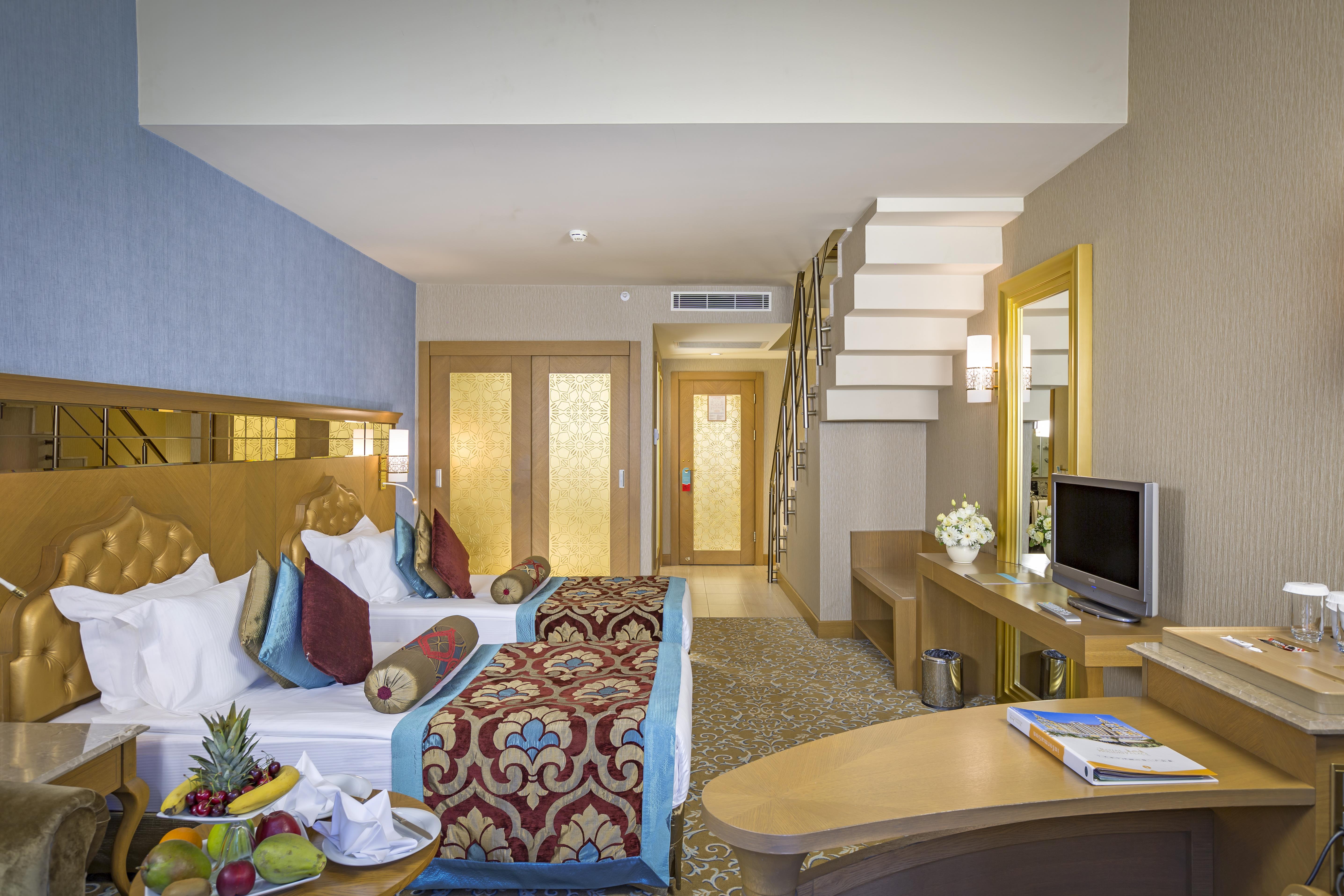 En az 3 yetişkin, En fazla 4 yetişkin veya 3 yetişkin + 1 çocuk.