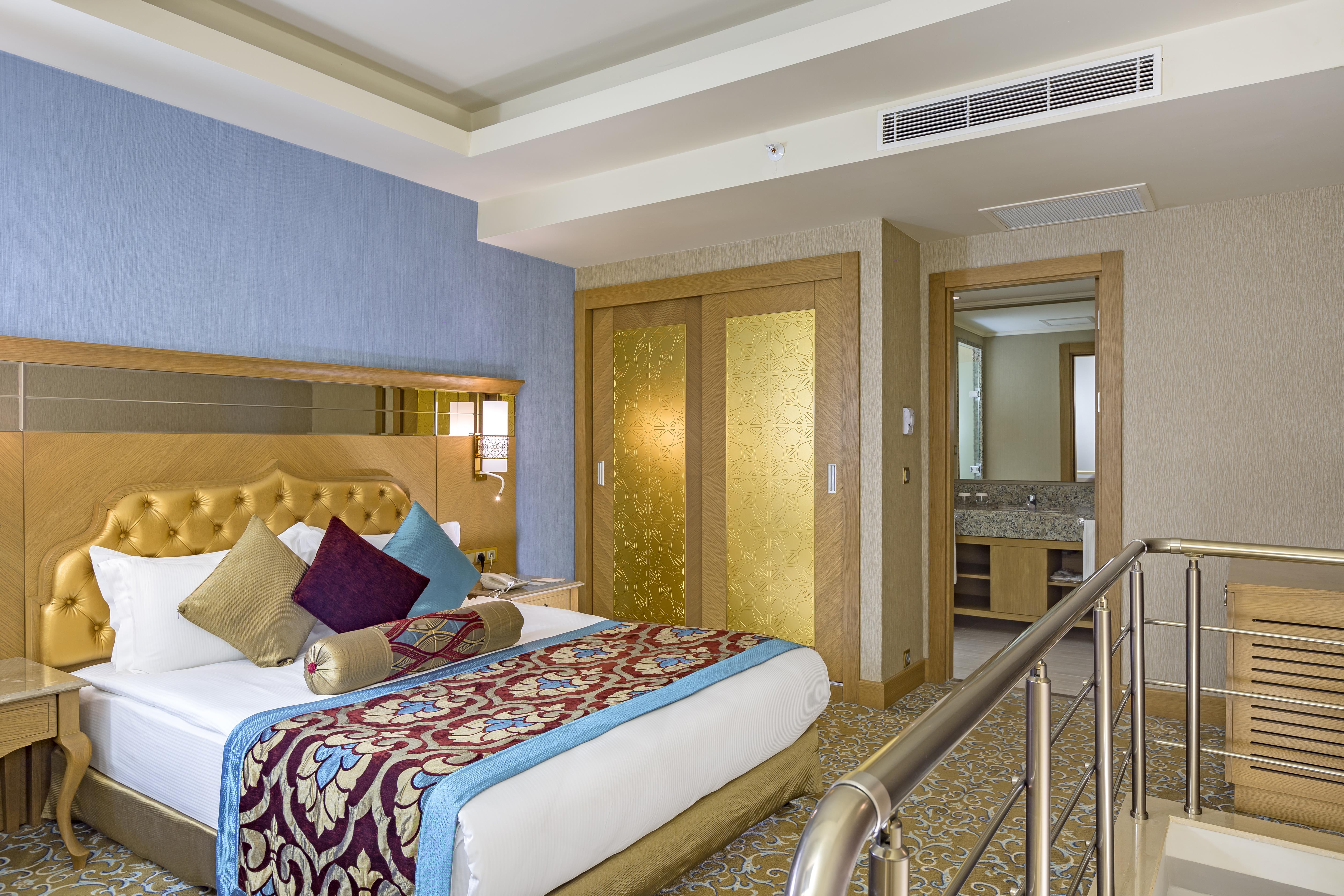 En az 3 yetişkin, En fazla 4 yetişkin veya 3 yetişkin + 1 çocuk.