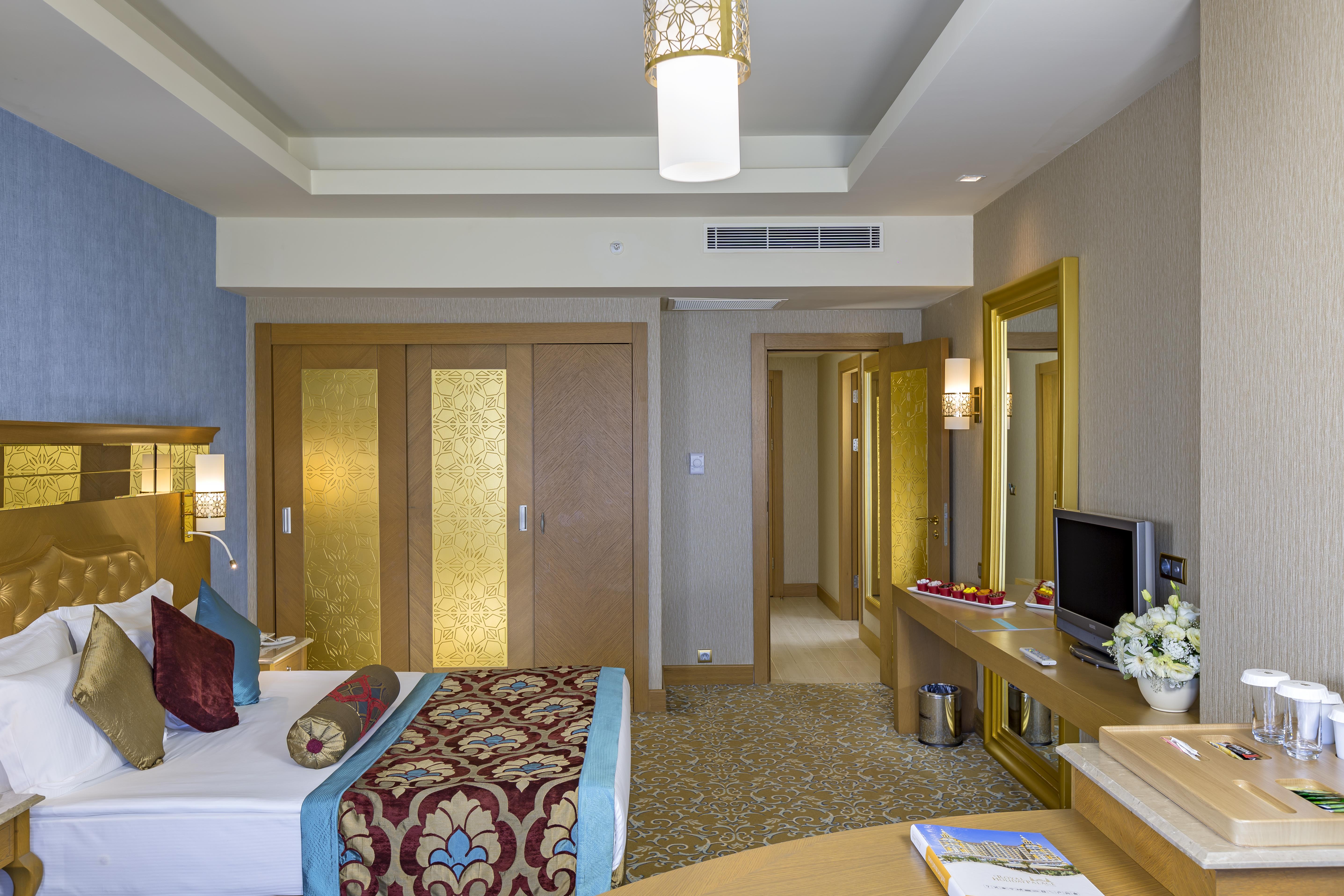 En az 3 yetişkin, En fazla 4 yetişkin veya 3 yetişkin + 1 çocuk.