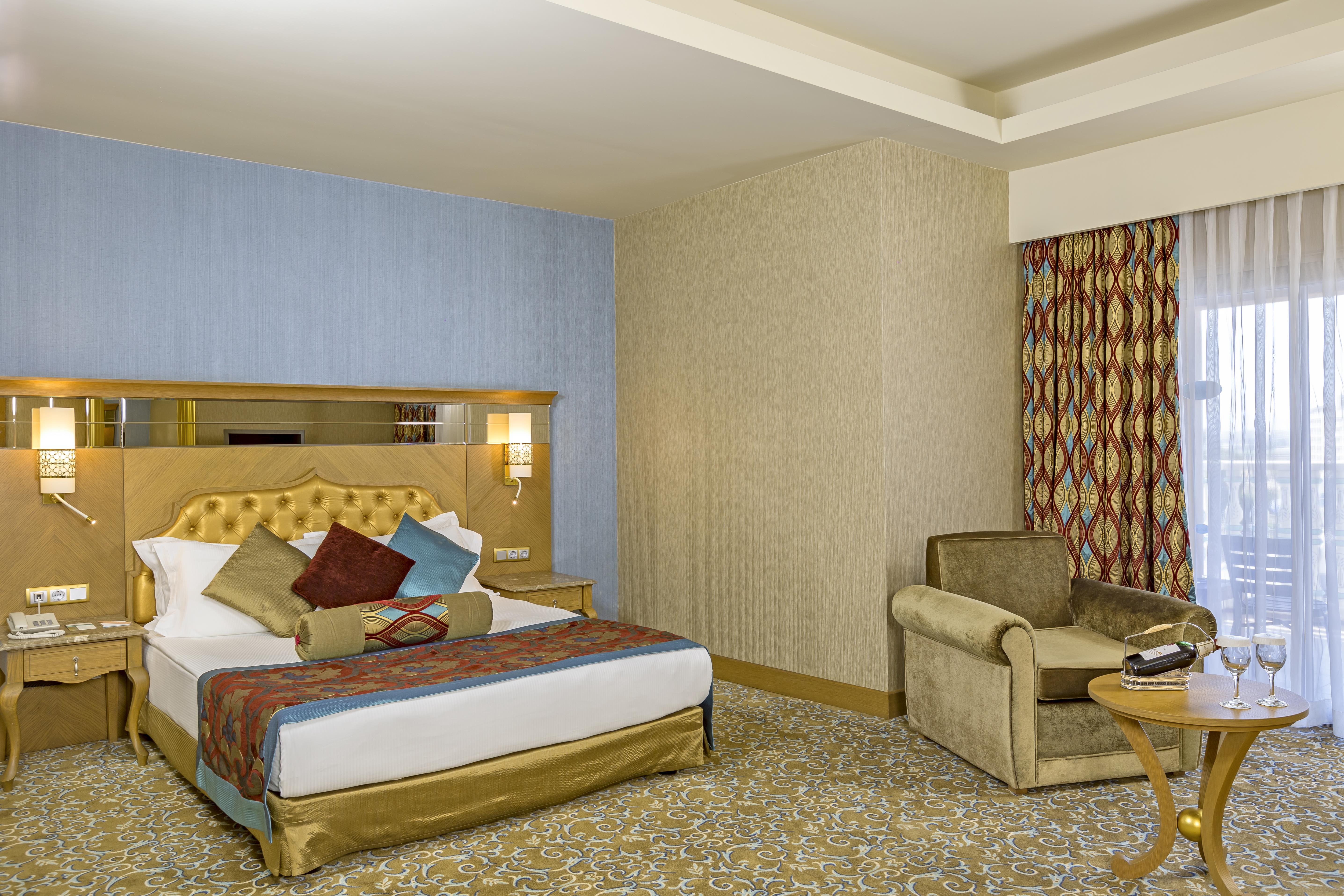 En az 2 yetişkin, En fazla 2 yetişkin + 1 çocuk.