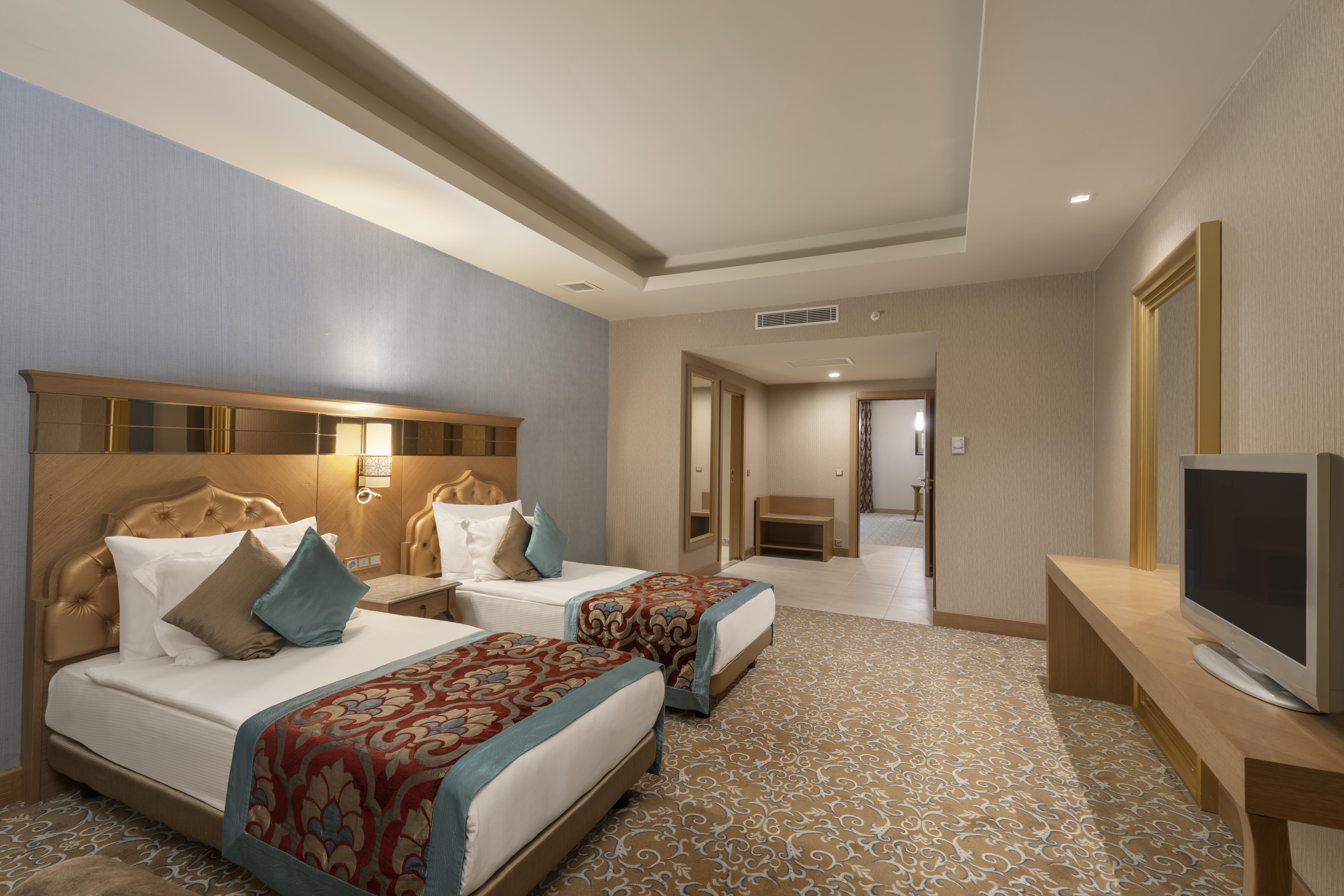 En az 2 yetişkin, En fazla 4 yetişkin veya 3 yetişkin + 1 çocuk.