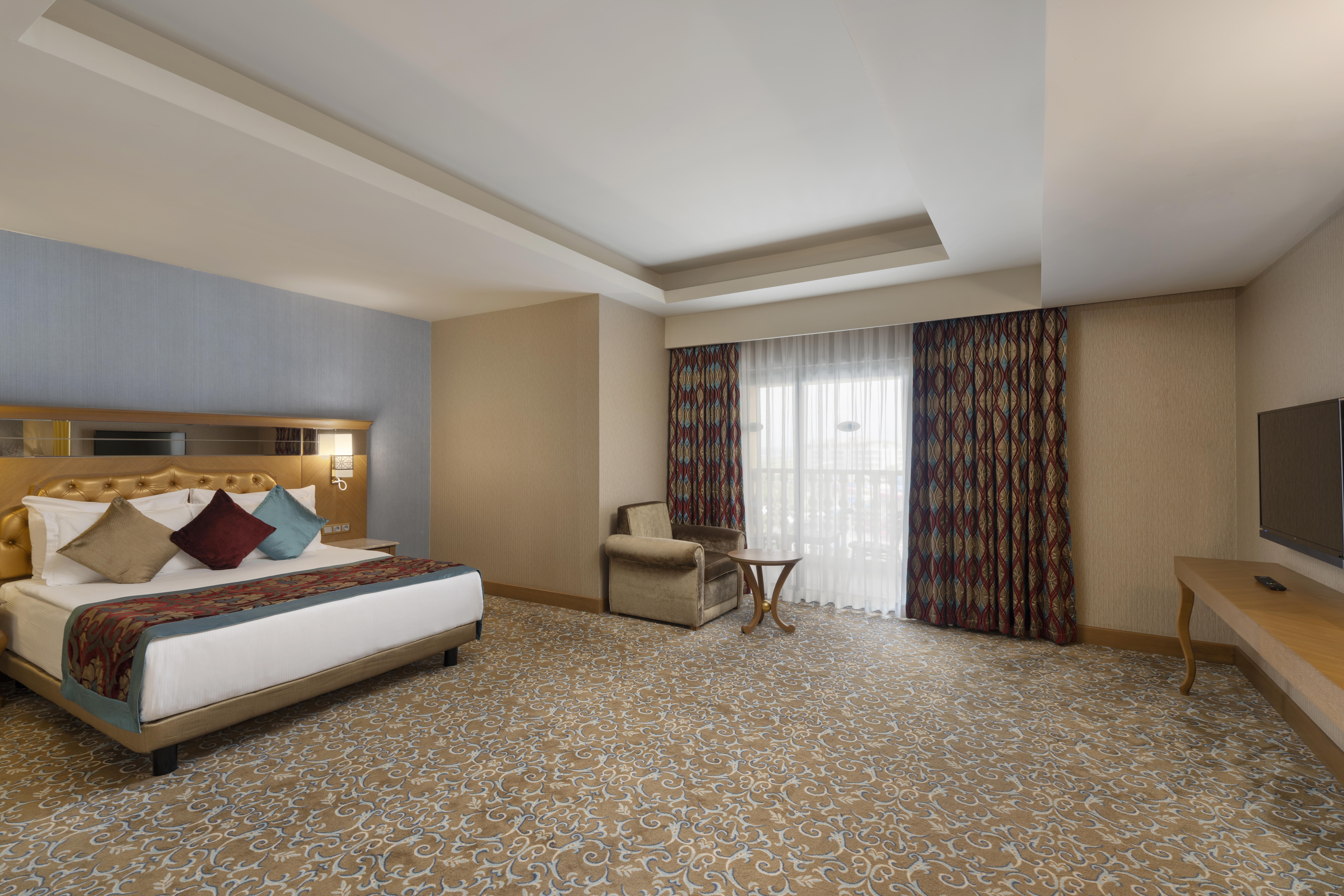 En az 2 yetişkin, En fazla 2 yetişkin + 1 çocuk.